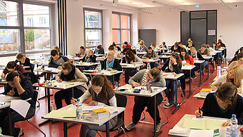 Blick in einen Klassenraum der Zinzendorfschulen Königsfeld, die Schüler sitzen an ihren Schulbänken und arbeiten